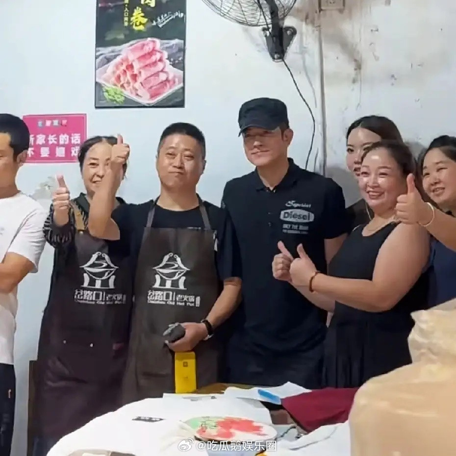 有网友在成都偶遇郭富城吃火锅，最近他不是在成都参加赛车比赛嘛！不得不说，去成都他