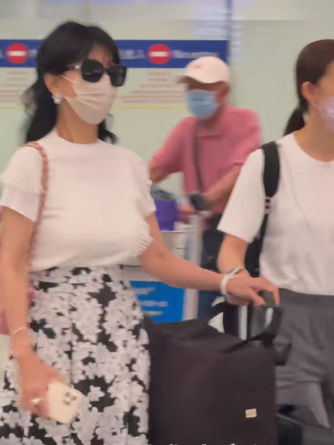 70岁的人了，竟然还能穿着高跟鞋有这么优雅的身姿！只是大妈你还是不要这么卷了吧