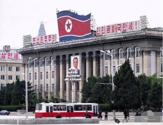 朝鲜此次修宪，将宪法名称中的“社会主义”一词移除，表面看是文字微调，实则是对自身