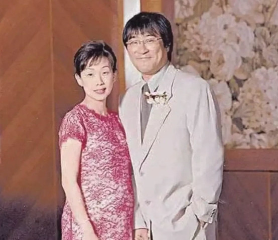 1994年，36岁的李宗盛婚内出轨28岁的林忆莲，回到家后，他看着吸溜面条的妻子