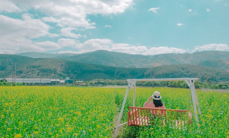 很多男女在恋爱时，都没有保持自尊。他们为了留住对方，不惜放弃自己的原则，处处降