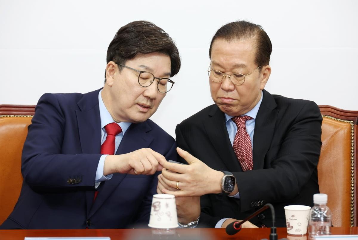 国民力量党内爆内讧，亲尹派遭围攻，权性东拒辞职6月4日，围绕总统大选失利的责