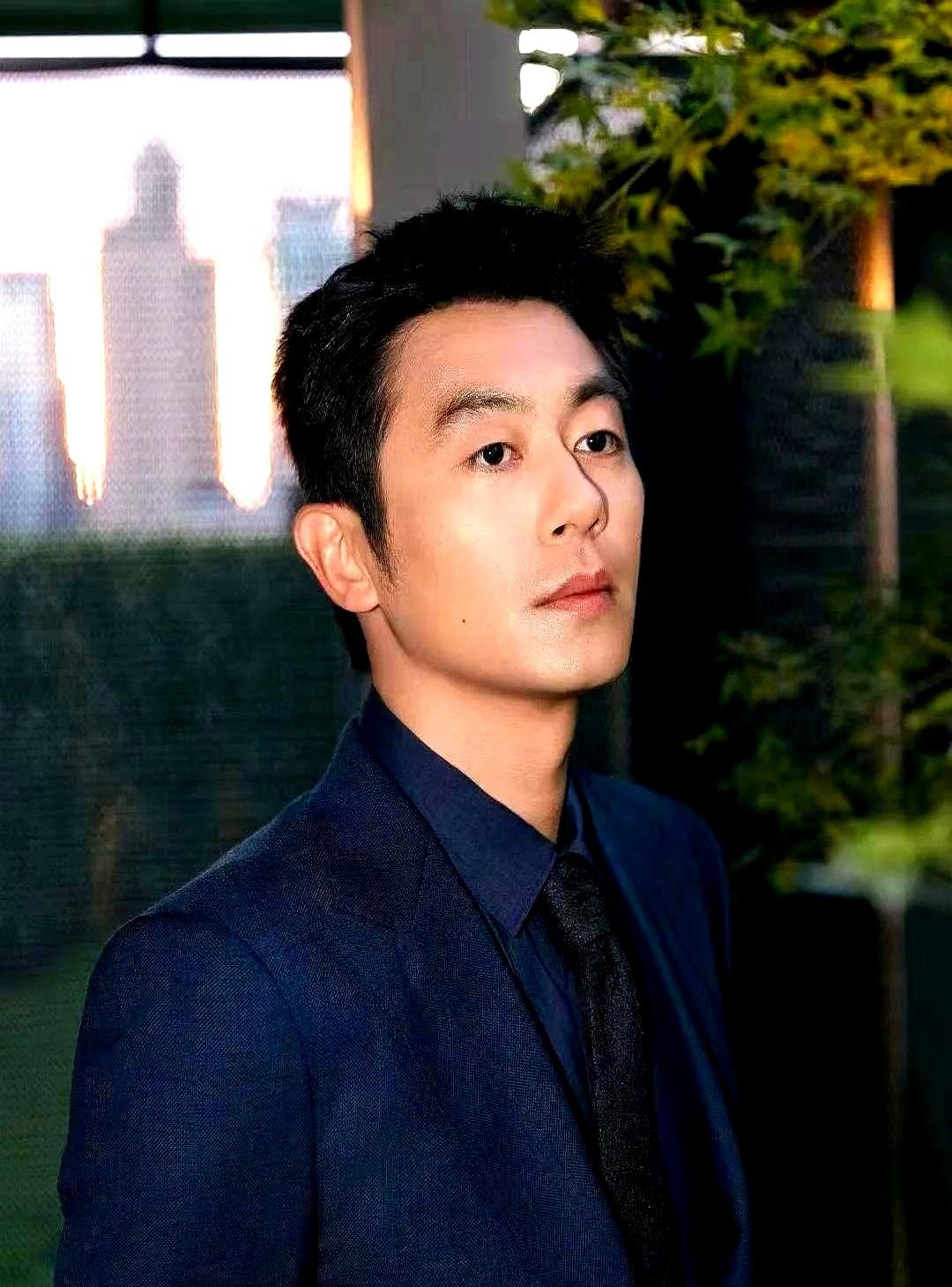 你们发现没有，朱亚文身上有一种玄学，他在《大生意人》里虽说是甘当绿叶演个王爷