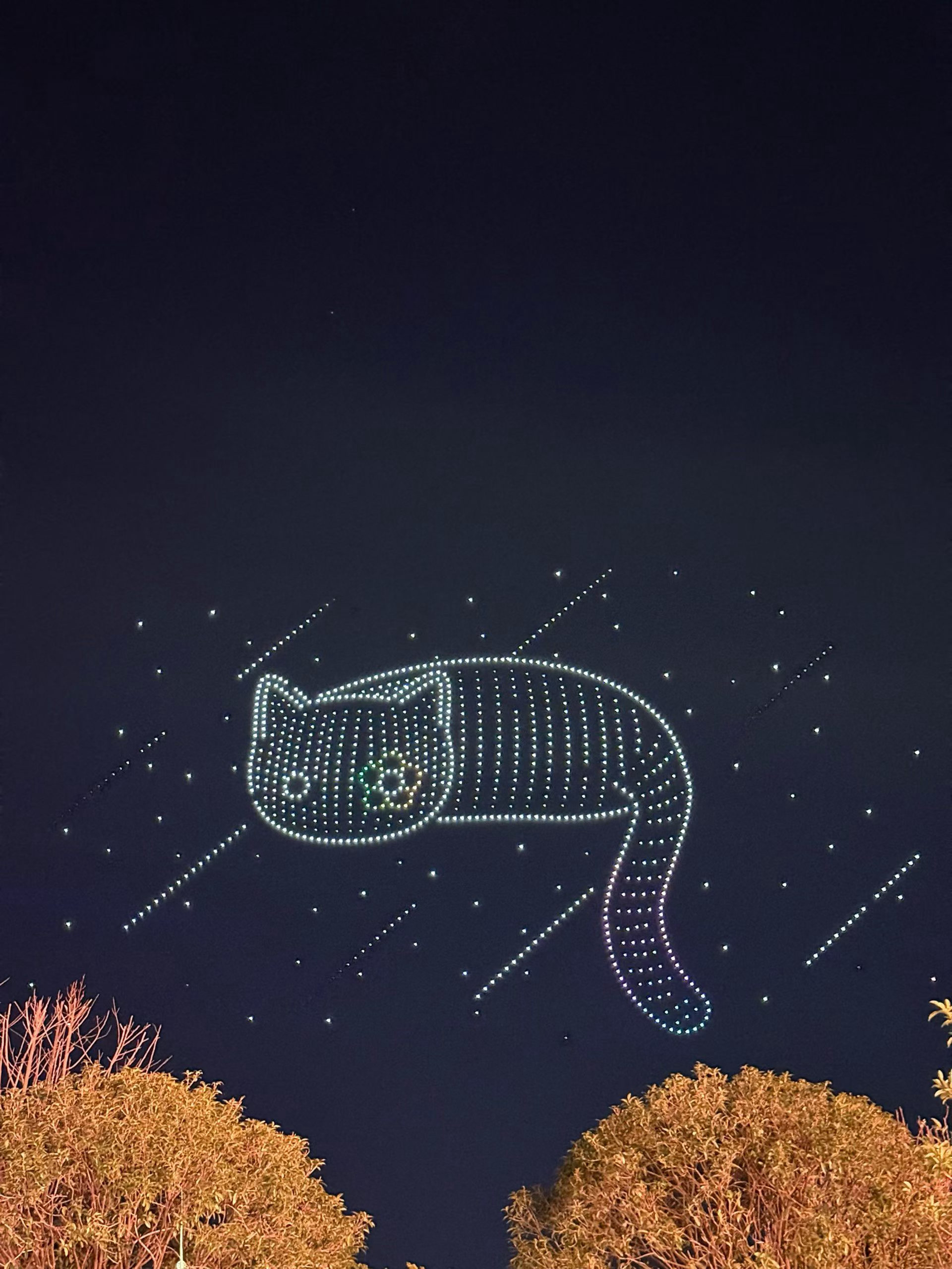 鹿晗全开麦音乐节鹿晗贵阳音乐节粉色海洋台下是铺天盖地的粉色灯牌席卷全场，在台上