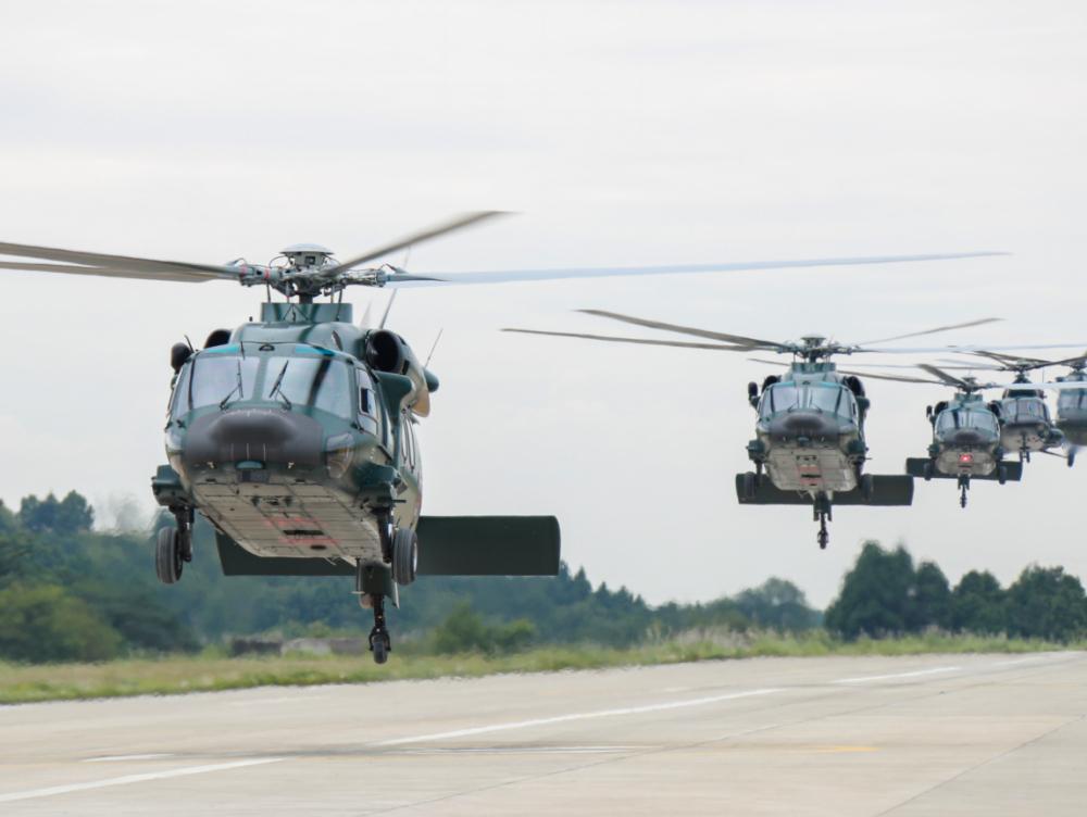 近日，武警第二机动总队某支队开展多课目飞行训练。