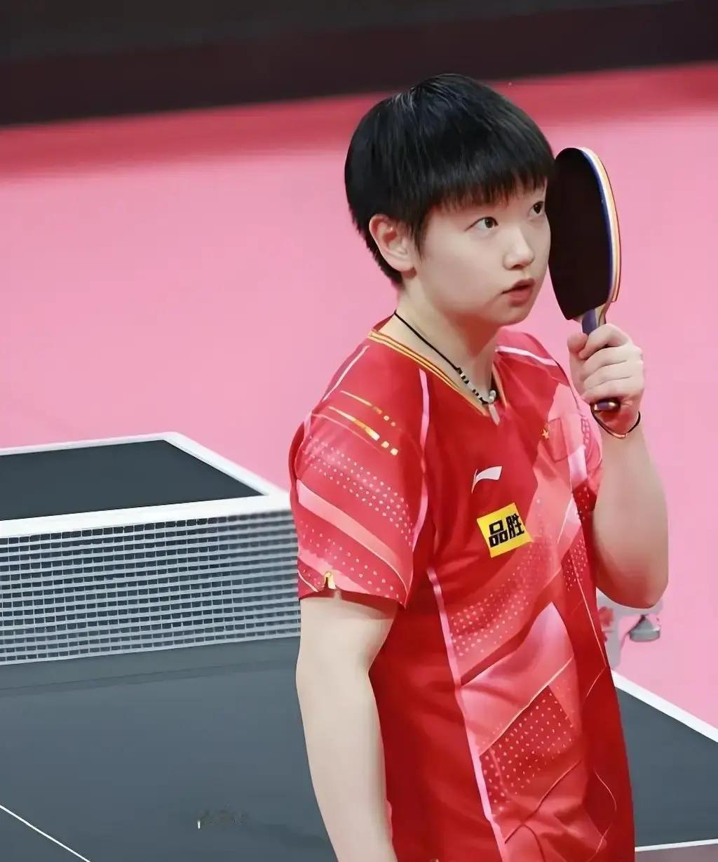 刷到个话题，问孙颖莎有没有当年张怡宁强？这问题问出来，其实就已经有了答案。