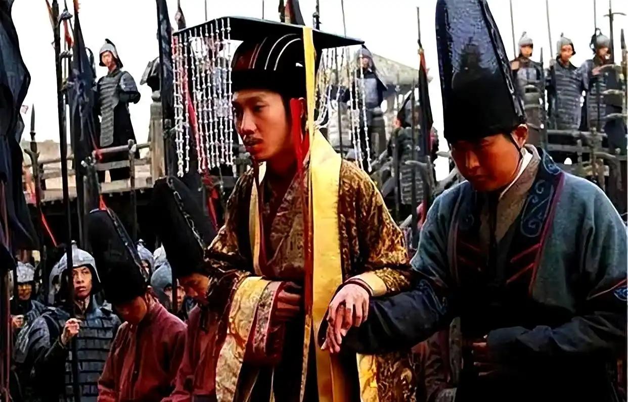 周平王迁都洛邑：一次仓促逃跑，把周天子从"天下共主"降成了"诸侯背景板"公元