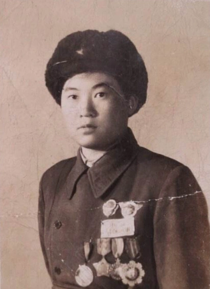 1950年，一名战士下身血流不止，医生正要解扣子检查，不料，他一把拦住，强硬说：