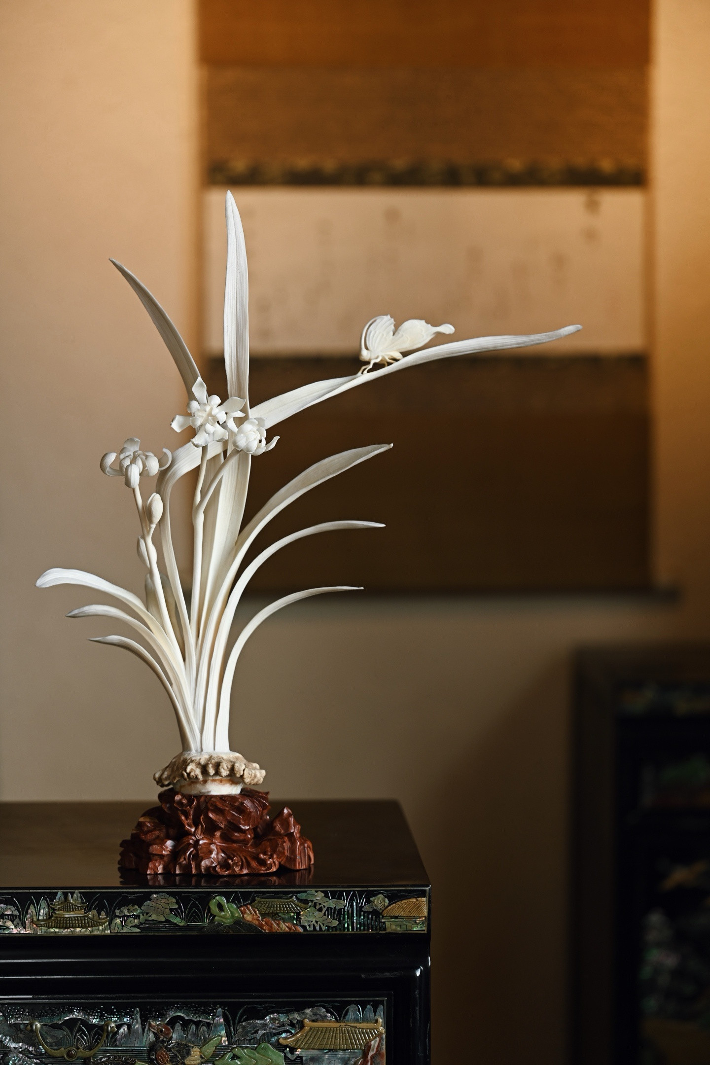 鹿角|幽兰传香摆件整料雕刻，构图疏密有致，叶片修长，卷折间尽显飘逸潇洒之态