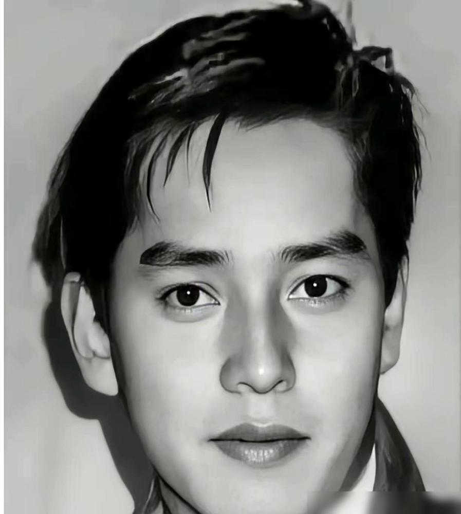 75岁的谭咏麟在澳门刚唱完第25场，台下三万个大叔哭得像孩子。你以为他在家含饴弄