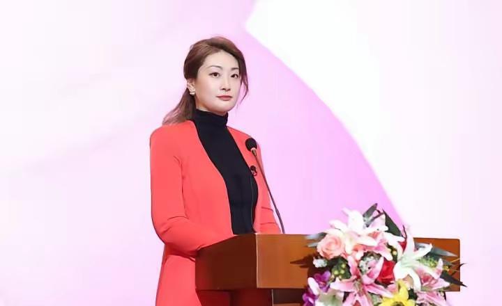 宗馥莉脱离娃哈哈后的首个大动作，真的让人看到了不一样的底气与格局！11月30