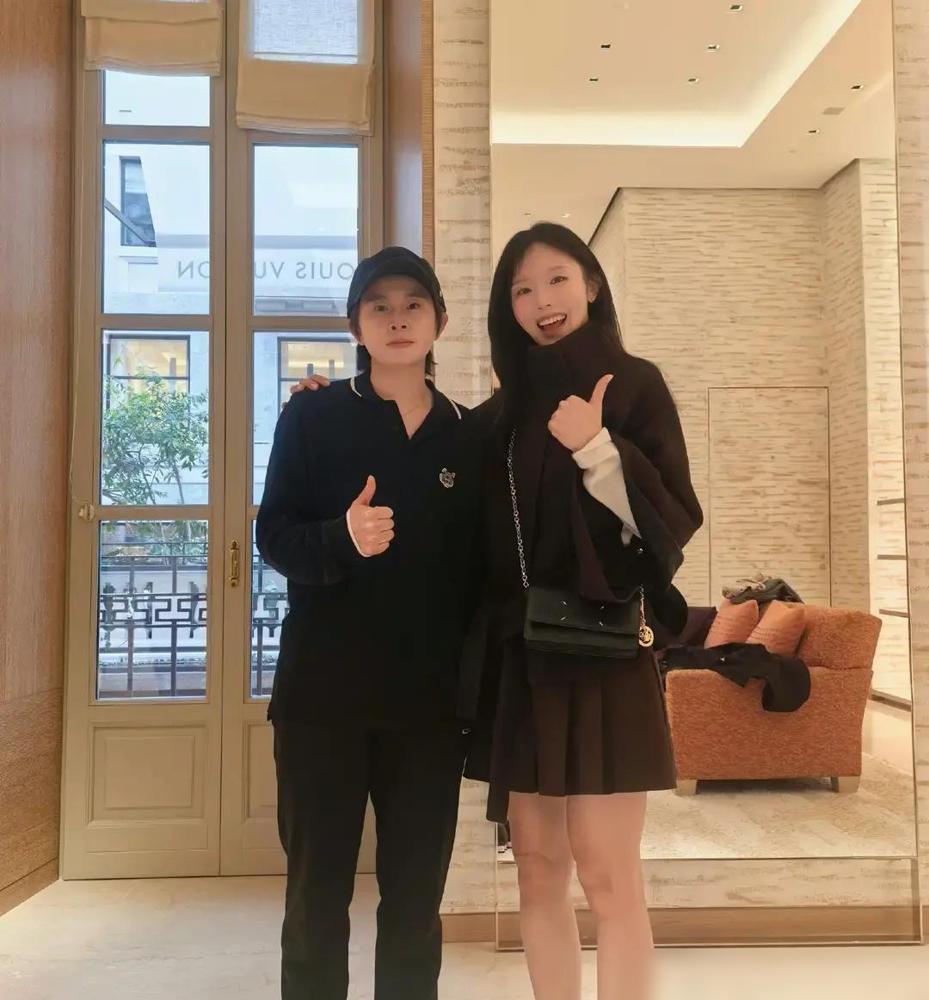 关晓彤和王濛多伦多机场又抱上了，'跨界友情'的通稿立马满天飞。想当年米兰冬