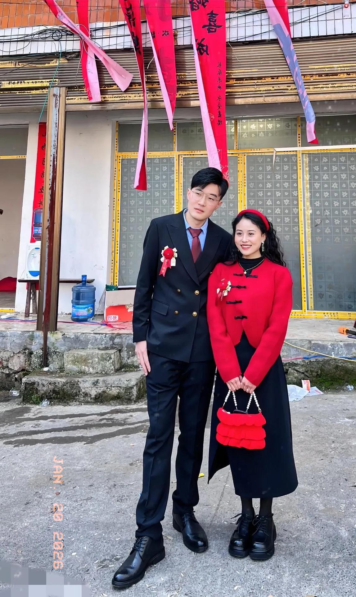 昨天我参加了一场婚礼，看完真有点不敢相信。双硕士的新人太清醒了！公务员新郎配