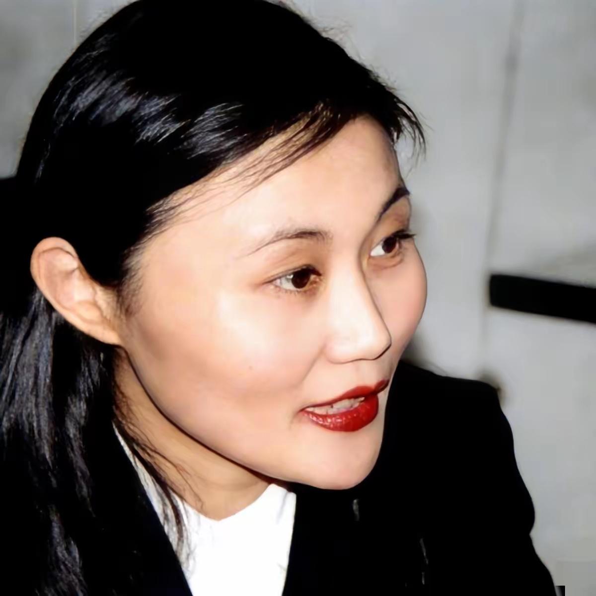 别再只盯着谷爱凌了，看看她妈谷燕26年前在干嘛。1998年，当很多人还在