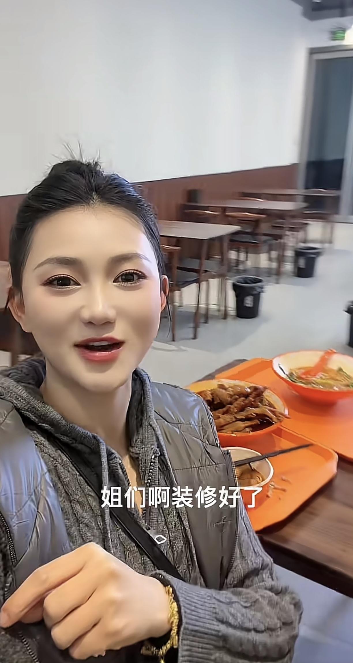 别再说女人只能靠男人了。这位广西妹子直接撬走向太的御用助播，一年时间在杭州杀出