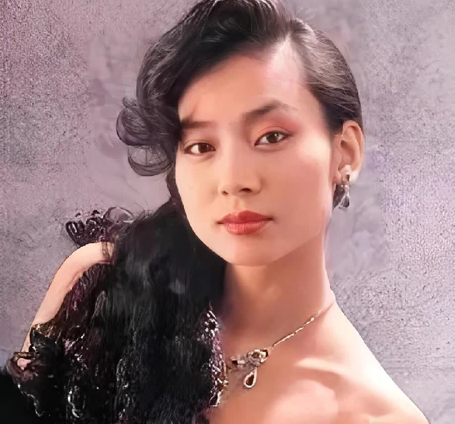 1982年，19岁的邝美云，站在人生超关键的分岔口。一边是赌王何鸿燊抛来的
