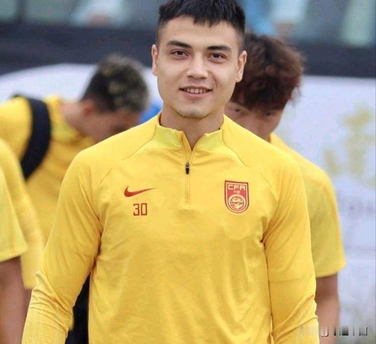 2024年是吾米提江的“蜕变之年”。时任武汉三镇主帅里卡多在热身赛中发现了这个训