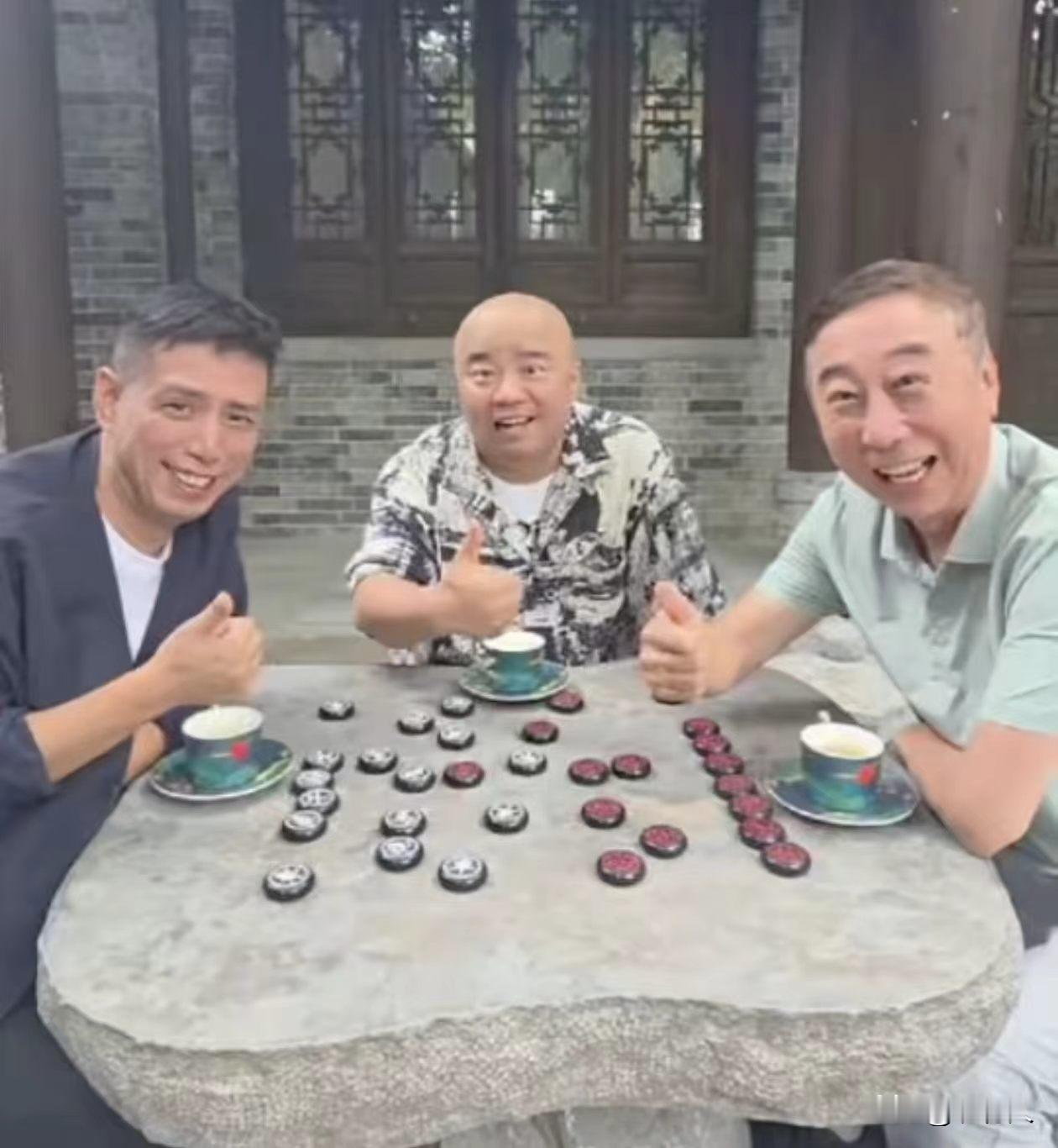 贾旭明陪着师父冯巩下棋时，留下的一张珍贵合影。贾旭明也是一位优秀的相声演员，他的