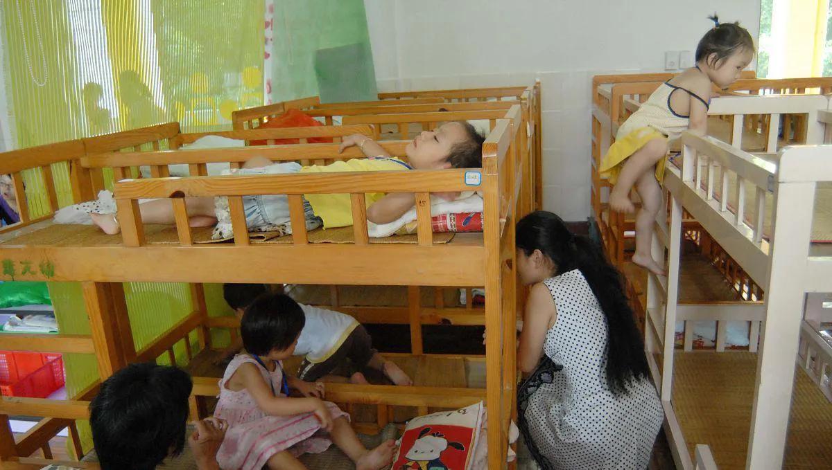 孩子为何在幼儿园不肯睡午觉？✅睡眠方式变化不少孩子没上幼儿园之前在家中午