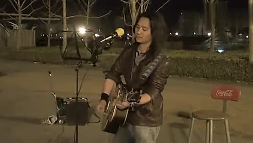 吉他弹唱《外面的世界》, 鸟巢流浪歌手汤华斌