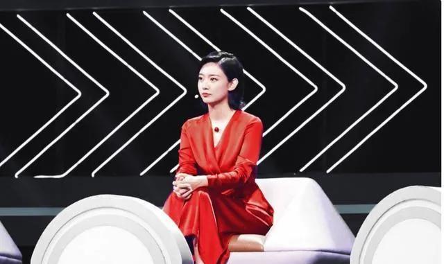 主持人李七月曾凭借温婉气质与扎实功底受观众喜爱，却逐渐淡出主流舞台。或因节目定位