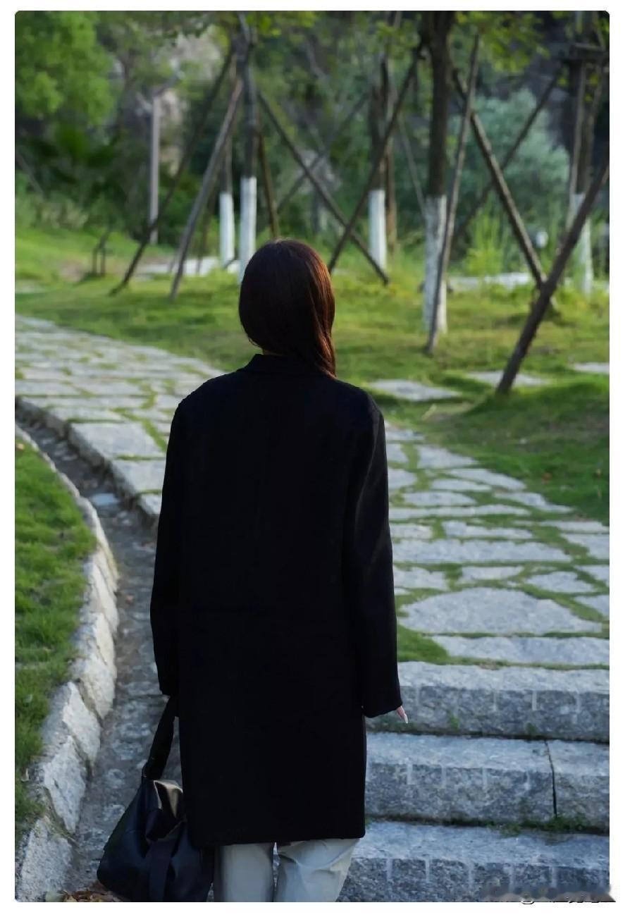 我想我也许是疯了吧！都快五十岁的女人了，都已经断水断电一年，她依然幻想着