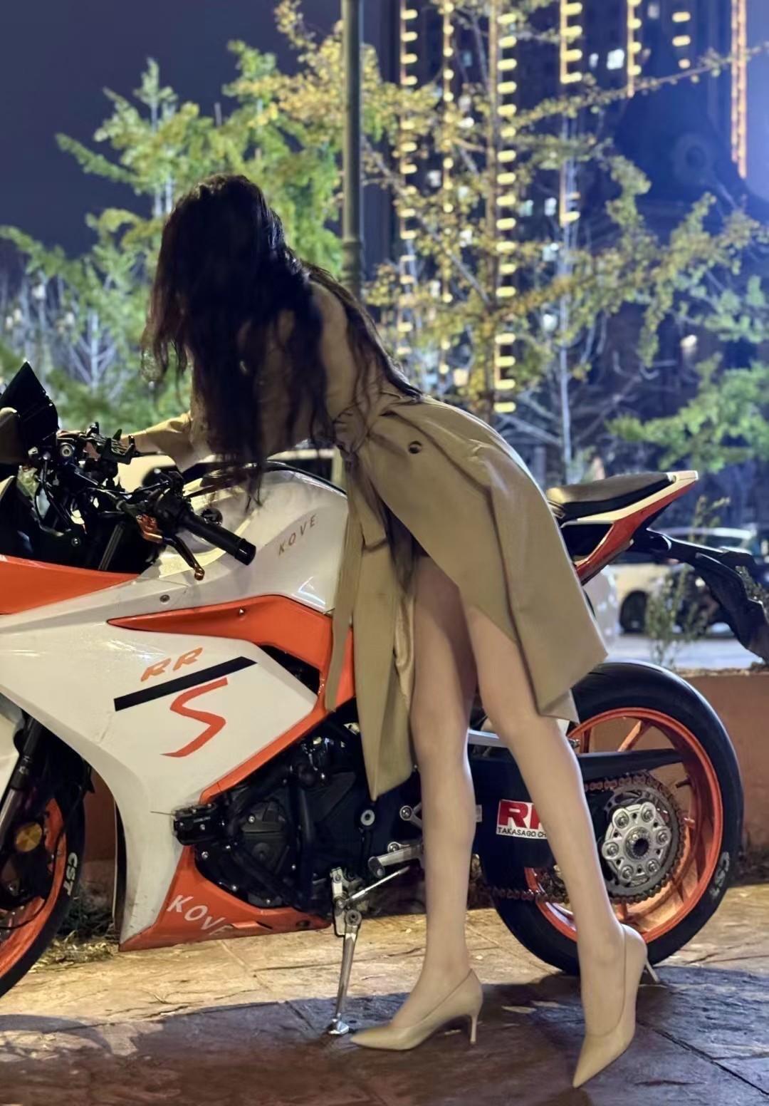 这个机车女孩有点狂啊，脚踩高跟骑车，真绝！