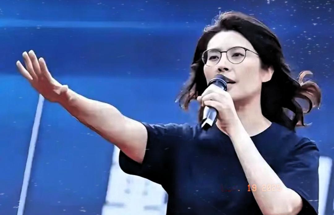 郑丽文近期明确打出“一国两区”的主张，直面民进党的“一中一台”分裂论调，想实实在