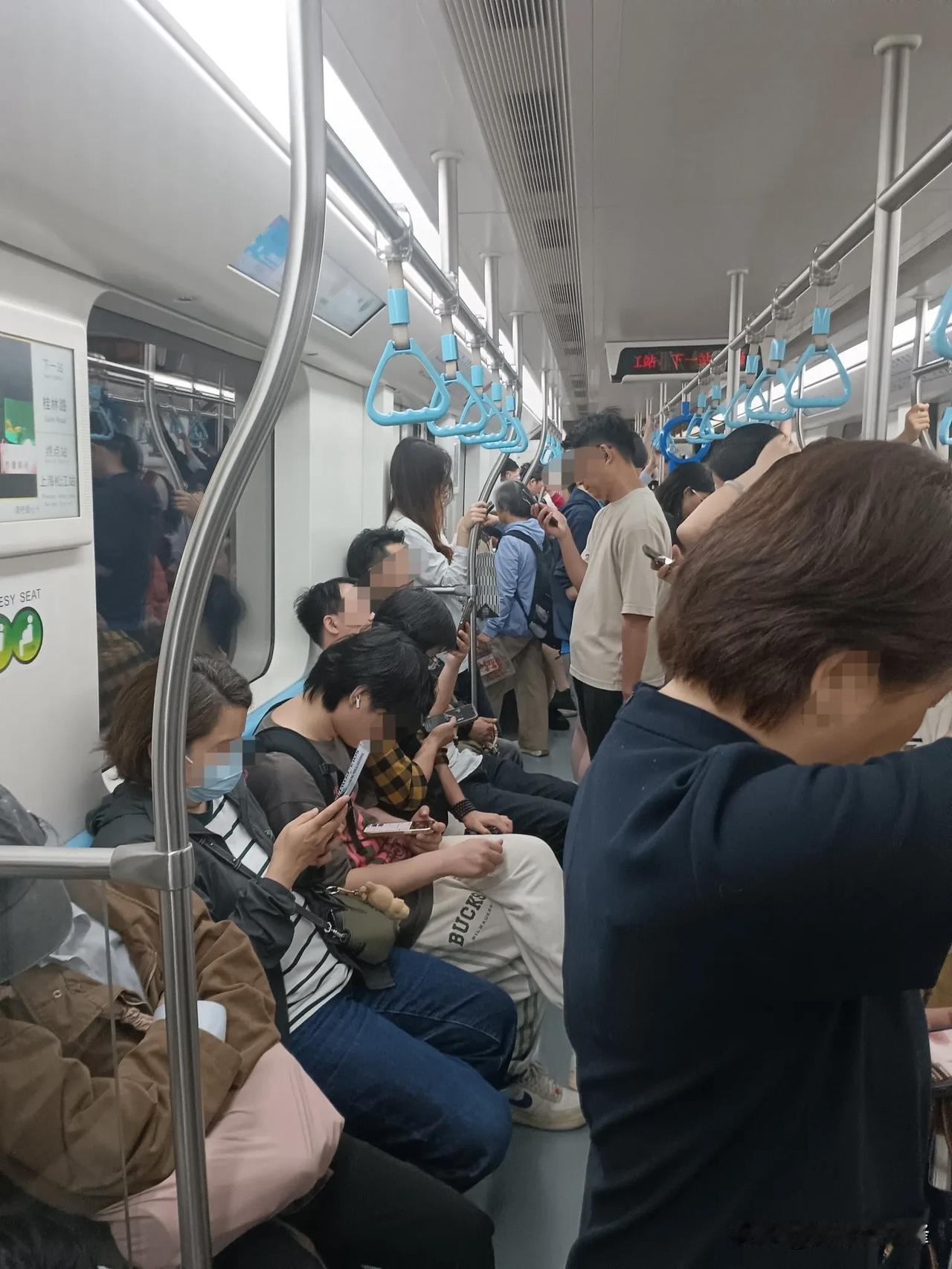 之前只听说9号线被人戏称为“牛马线”，今天终于结结实实地体验了一回，真乃名不虚传