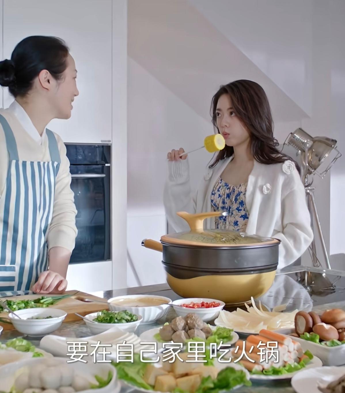 就像这个画面显示的一样，在江浙沪家庭，吃火锅一般是比较清淡的。除了汤底比较清淡，