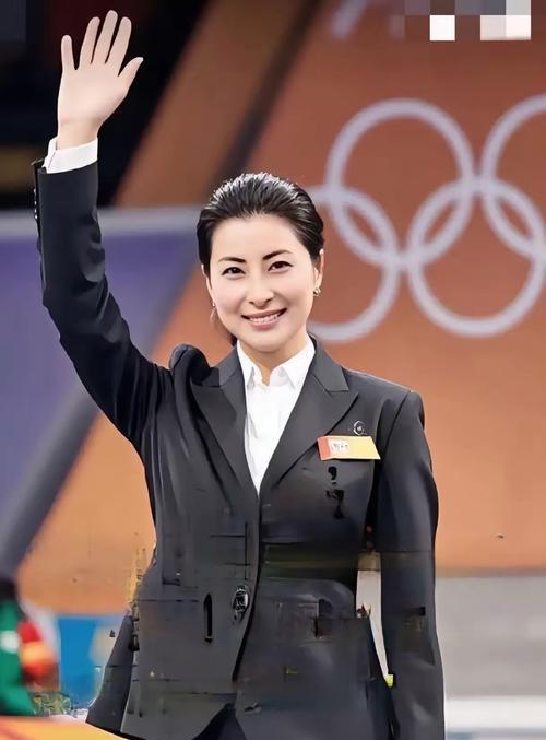 43岁的郭晶晶，生活里本有仨可爱孩子相伴，本应满是幸福温馨。可谁能想到，让她发愁