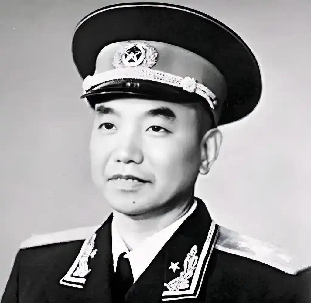 1949年，东北野战军改编为第四野战军，中央调萧克出任四野第一参谋长。萧克是从华