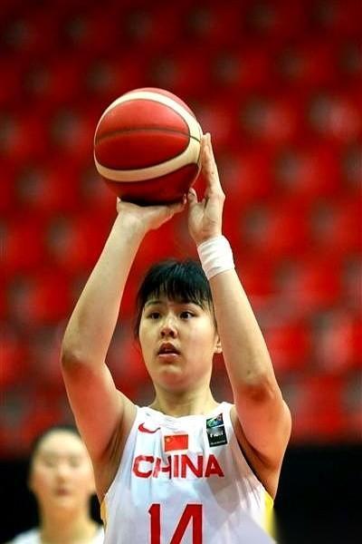 聊聊李月汝无缘女篮德国世界杯这桩离谱事。堂堂国家队主力中锋，没倒在球场的肌肉碰
