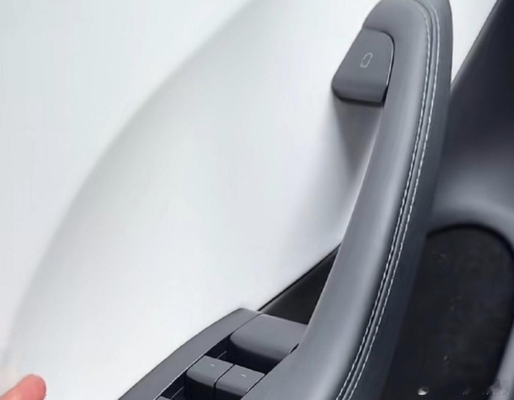 #特斯拉客服回应近300万辆车召回##特斯拉召回两类处理方式#特斯拉这次召回近300万辆，数量很多，