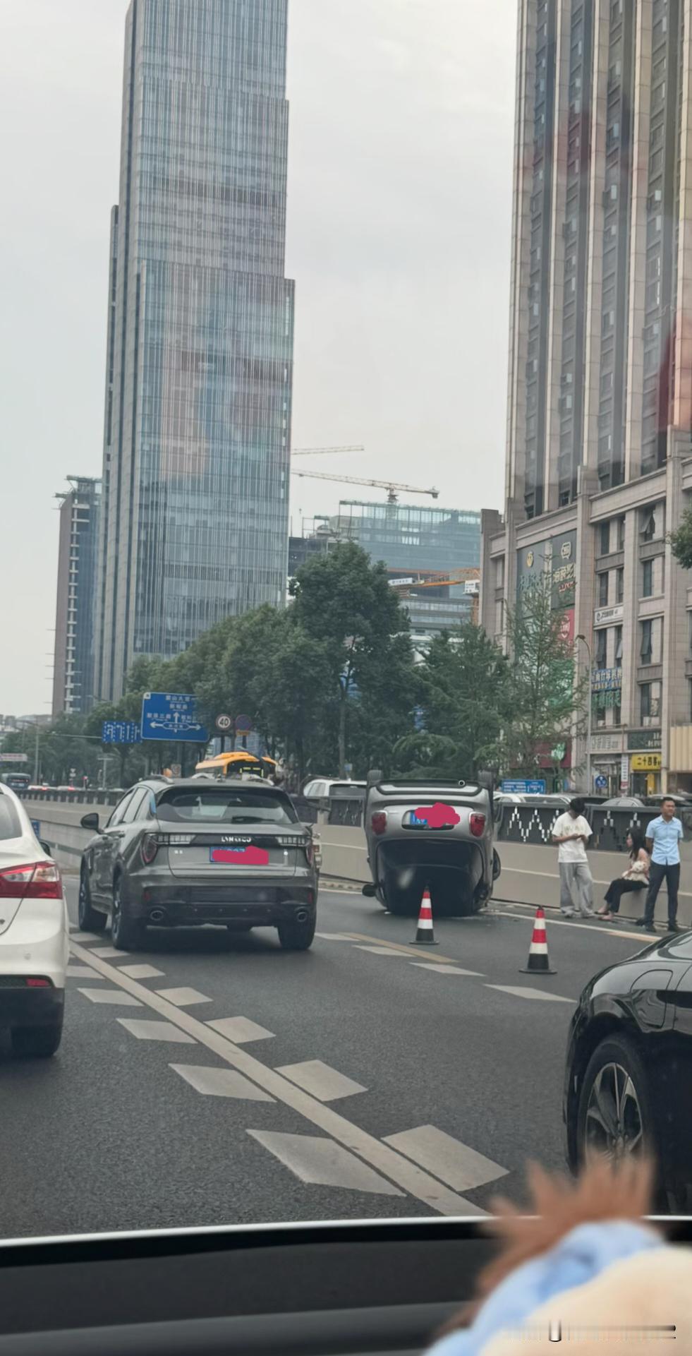 今天的成都梓州大道，又一个小姐姐误操作，翻车了。我看抱了条狗，估计是抱狗开车？