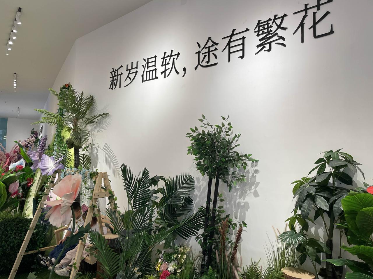 花的世界，那简直是一场视觉与嗅觉的盛宴。玫瑰娇艳欲滴，红得似火，常被用来表达爱意