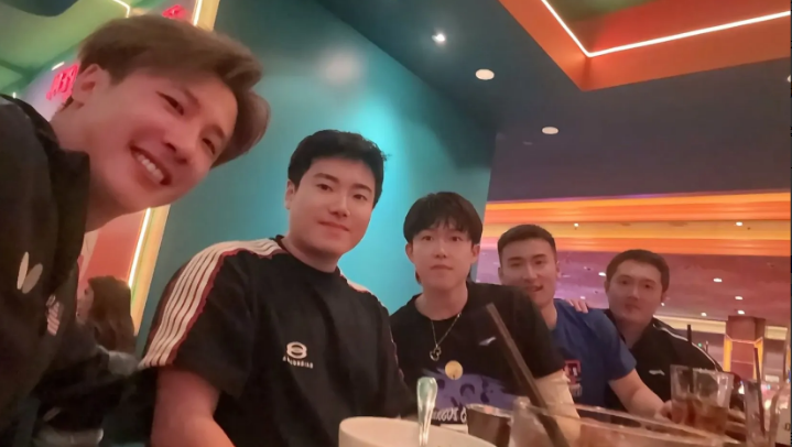 王楚钦小分队也出去聚餐了。刚刚看到张向晶发了一张他和梁靖崑、王楚钦、牛冠凯、五