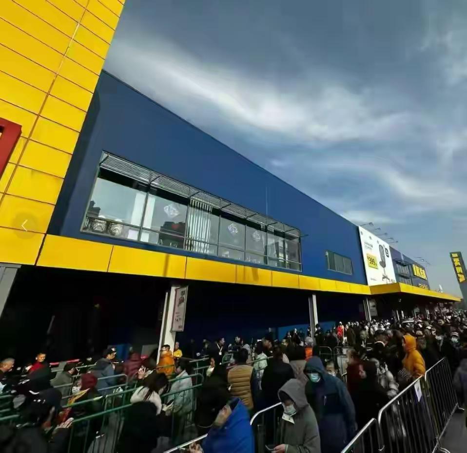 宜家闭店挤疯了！我妈挤两小时，啥家具没买就为吃口肉丸刚刷到南通宜家的视频，