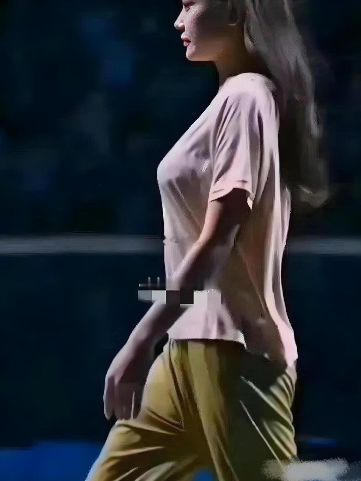 果然明星也拯救不了这么素的衣服