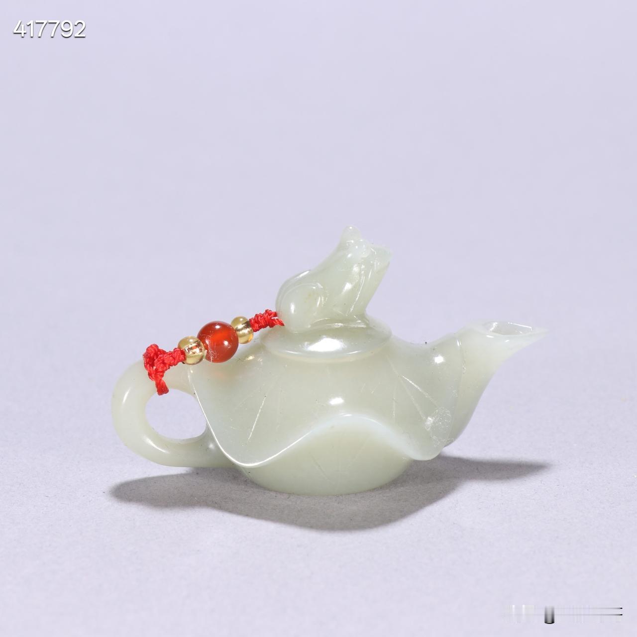 清和田玉籽料荷叶瓜钮手把壶规格：高3.7cm宽6.4cm