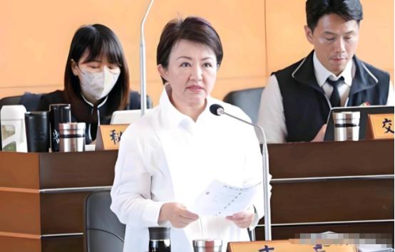 张亚中跟卢秀燕的一顿饭算是白吃了！卢秀燕发表讲话，无意字提及两岸关系和涉及统一问