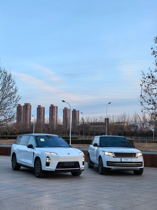 世纪同框请选择你的座驾 要说开我更喜欢开蔚来。但揽胜，说破天，也是无可替代的