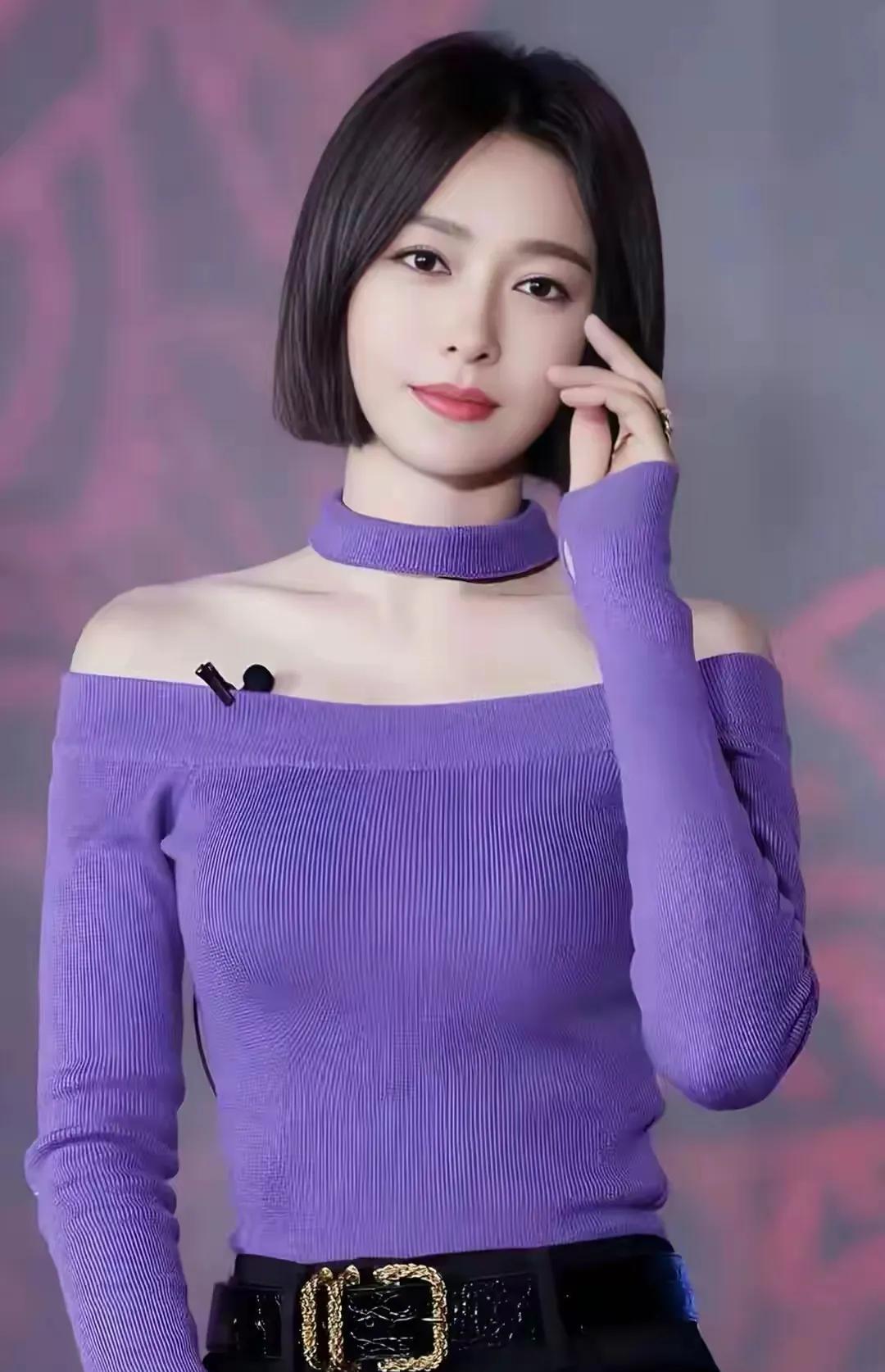 秦岚太美啦！尤其是穿这件紫色的上衣，颜值逆天啦！皮肤白皙细腻，一双迷人的大眼睛
