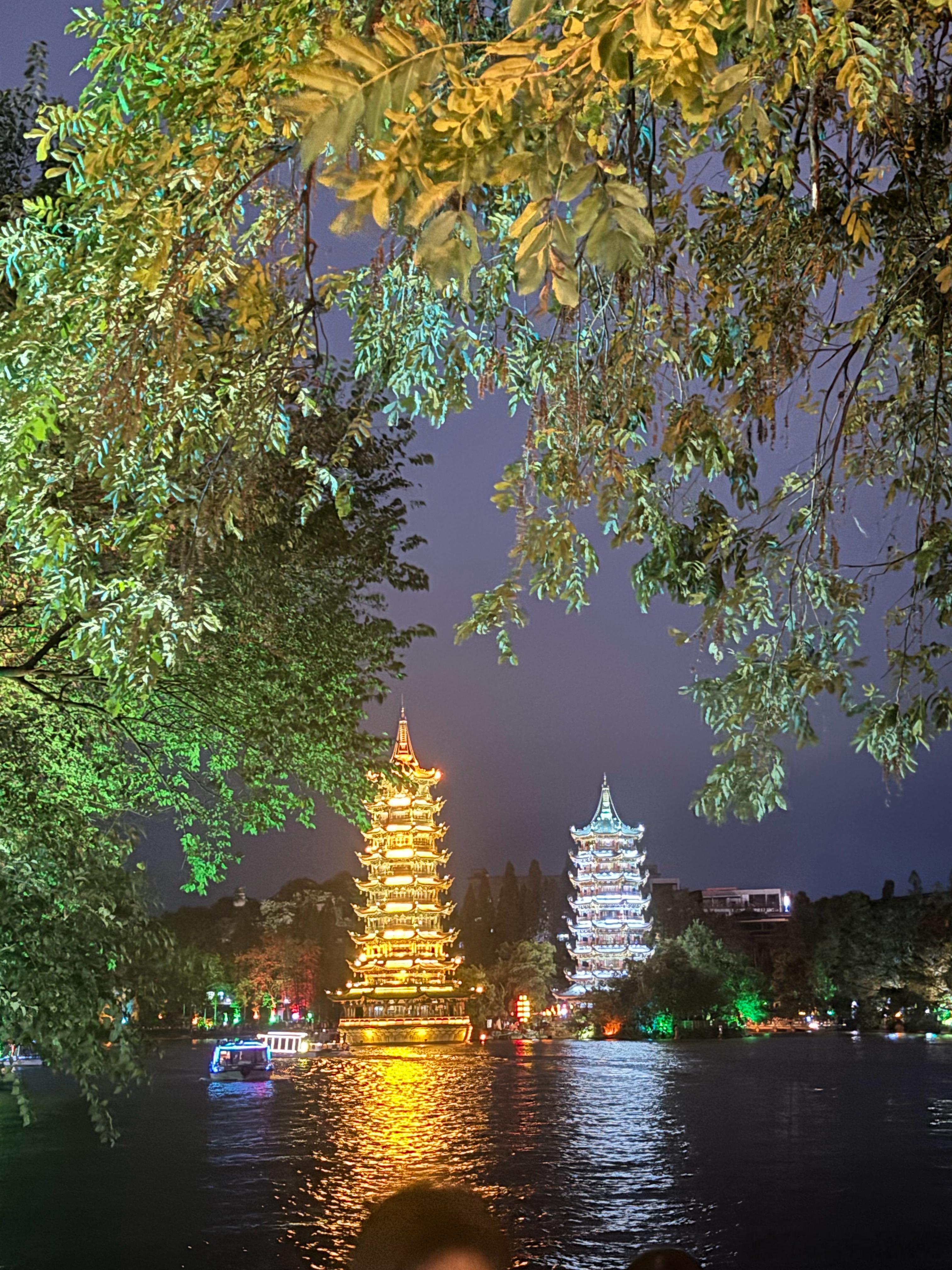 灯光夜景，日月双塔。​​​