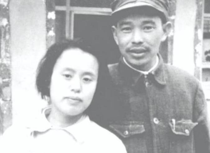 1979年，廖汉生回乡到大女儿家吃饭，大女儿指着公公介绍：“这是我爸爸。”廖汉生