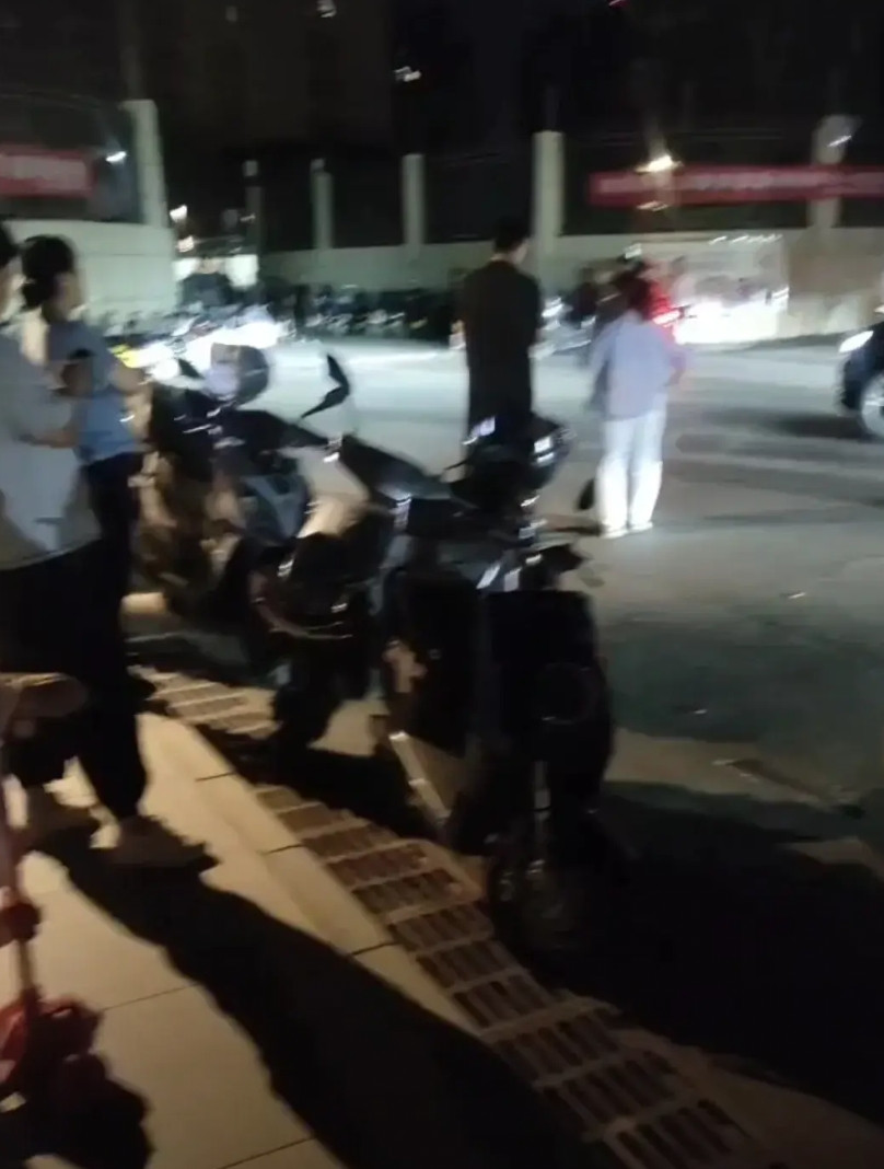 昨天晚上回去，小区小广场热闹的很，因为物业不让电动车进去地下车库了，好多电动车都