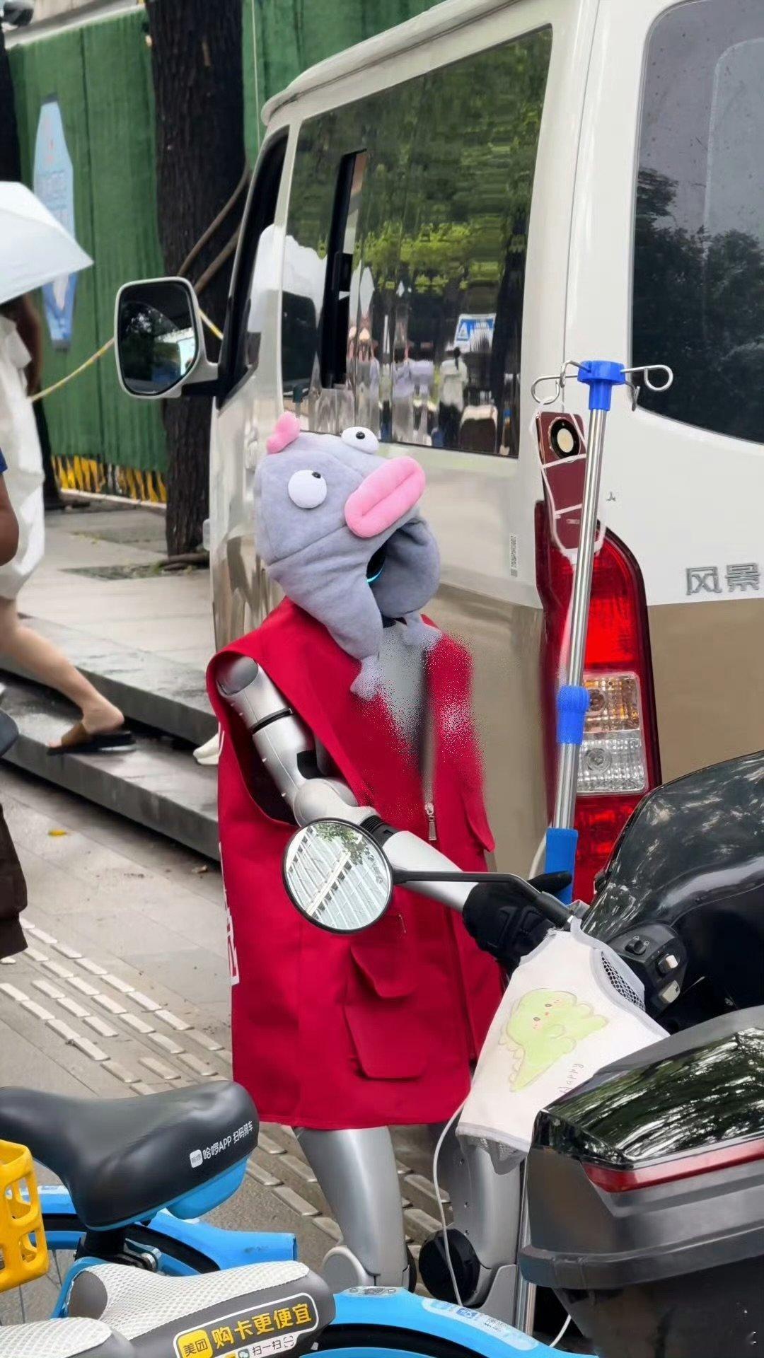 机器人也有自己的冰美式起猛了看见机器人给自己用充电宝打工人续命三件套：咖啡、摸鱼
