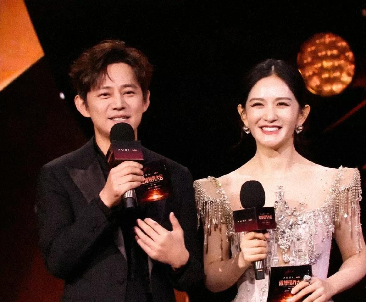 何炅谢娜王牌主持人在11月聚到了一起，缘分妙不可言！何炅谢娜一起主持“微博视