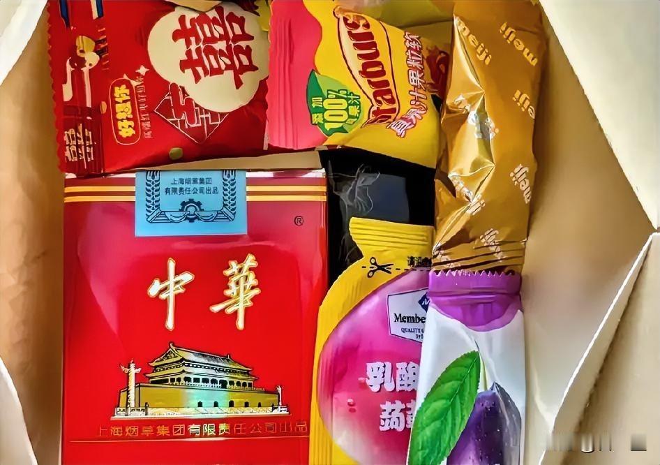 早上到公司，怀孕的同事给我一袋喜糖，说她下周办婚礼，希望我能来。我把包装盒一看