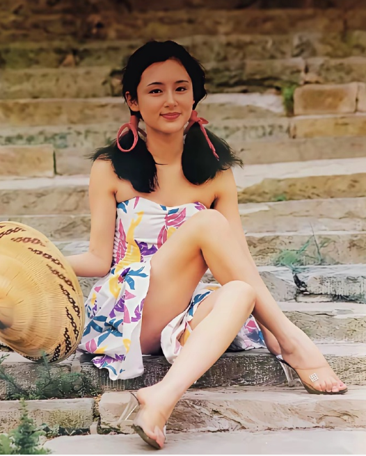 1988年我刚出生陈红已经是这身穿搭了原来那个年代她们穿这么开放​​​